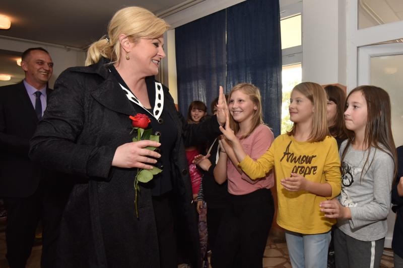 Predsjednica Kolinda Grabar Kitarović položila vijenac i zapalila svijeće za žrtve Škabrnje, Foto: Dino Stanin/PIXSELL