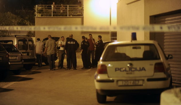 Split, 250509. U Splitu na predjelu Pazdigrad na adresi Pazdigradska 30. otkrivena su cetiri mrtva tijela. Za sada se ne zna uzrok tragedije, a policija vrsi ocevid. Kako nesluzbeno doznajemo Ljubomir Zaradic ubio je dvoje djece (starosti 5 i 10 godina),