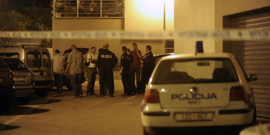 Split, 250509. U Splitu na predjelu Pazdigrad na adresi Pazdigradska 30. otkrivena su cetiri mrtva tijela. Za sada se ne zna uzrok tragedije, a policija vrsi ocevid. Kako nesluzbeno doznajemo Ljubomir Zaradic ubio je dvoje djece (starosti 5 i 10 godina), Split, 250509. U Splitu na predjelu Pazdigrad na adresi Pazdigradska 30. otkrivena su cetiri mrtva tijela. Za sada se ne zna uzrok tragedije, a policija vrsi ocevid. Kako nesluzbeno doznajemo Ljubomir Zaradic ubio je dvoje djece (starosti 5 i 10 godina),