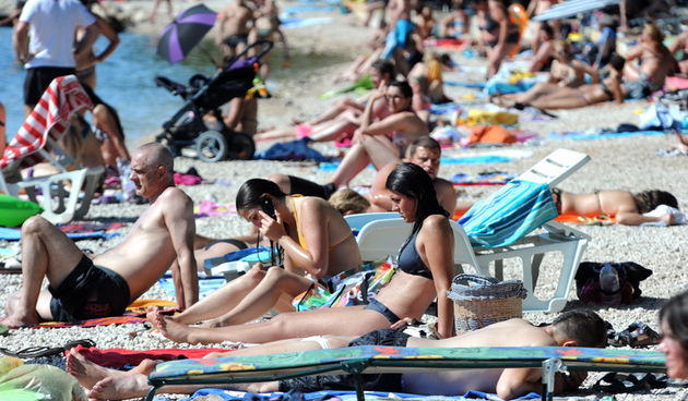Zadar, 230611.
Kupanje i suncanje na zadarskim plazama.
Foto: Andrija Lucic / CROPIX