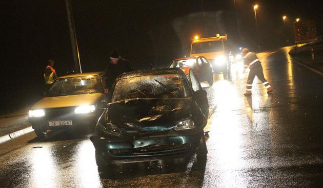 Na županijskoj cesti između Čakovca i Štefanca, 100-tinjak metara od križanja s državnom cestom D-20 Čakovec-Prelog, vozačica osobnog automobila, kako se neslužbeno doznaje, udarila je srnu koja je pretrčavala cestu i vozilom se zaustavila na prometnici.
