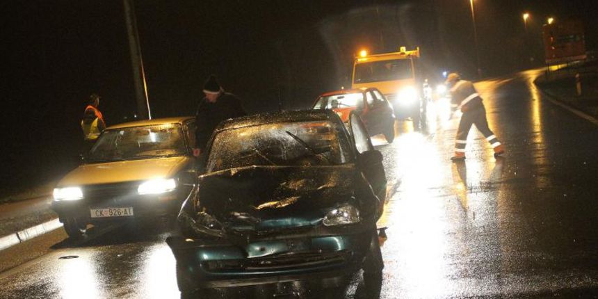 Na županijskoj cesti između Čakovca i Štefanca, 100-tinjak metara od križanja s državnom cestom D-20 Čakovec-Prelog, vozačica osobnog automobila, kako se neslužbeno doznaje, udarila je srnu koja je pretrčavala cestu i vozilom se zaustavila na prometnici.