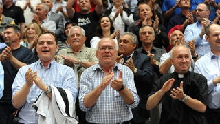 Zadar, 010610.
Dvorana Kresimir Cosic u Zadru. Druga finalna utakmica kosarkaskog prvenstva Hrvatske odigrana izmedju KK Zadar i KK Cibona.
Na slici: zadarski dogradonacelnik Darko Kasap, gradonacelnik Zvonimir Vrancic i svecanik Ivica Mustac
Foto: Andri Zadar, 010610.
Dvorana Kresimir Cosic u Zadru. Druga finalna utakmica kosarkaskog prvenstva Hrvatske odigrana izmedju KK Zadar i KK Cibona.
Na slici: zadarski dogradonacelnik Darko Kasap, gradonacelnik Zvonimir Vrancic i svecanik Ivica Mustac
Foto: Andri