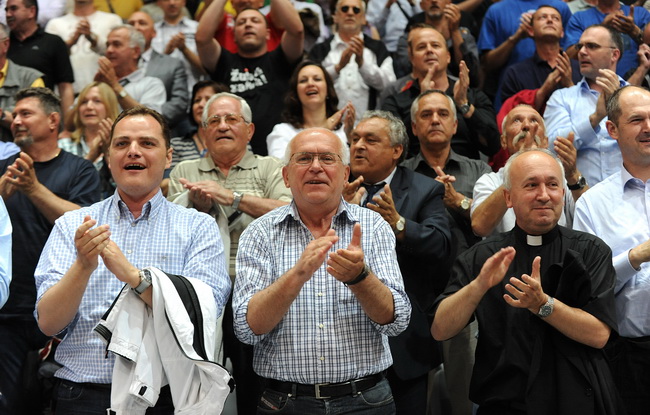 Zadar, 010610.
Dvorana Kresimir Cosic u Zadru. Druga finalna utakmica kosarkaskog prvenstva Hrvatske odigrana izmedju KK Zadar i KK Cibona.
Na slici: zadarski dogradonacelnik Darko Kasap, gradonacelnik Zvonimir Vrancic i svecanik Ivica Mustac
Foto: Andri Zadar, 010610.
Dvorana Kresimir Cosic u Zadru. Druga finalna utakmica kosarkaskog prvenstva Hrvatske odigrana izmedju KK Zadar i KK Cibona.
Na slici: zadarski dogradonacelnik Darko Kasap, gradonacelnik Zvonimir Vrancic i svecanik Ivica Mustac
Foto: Andri