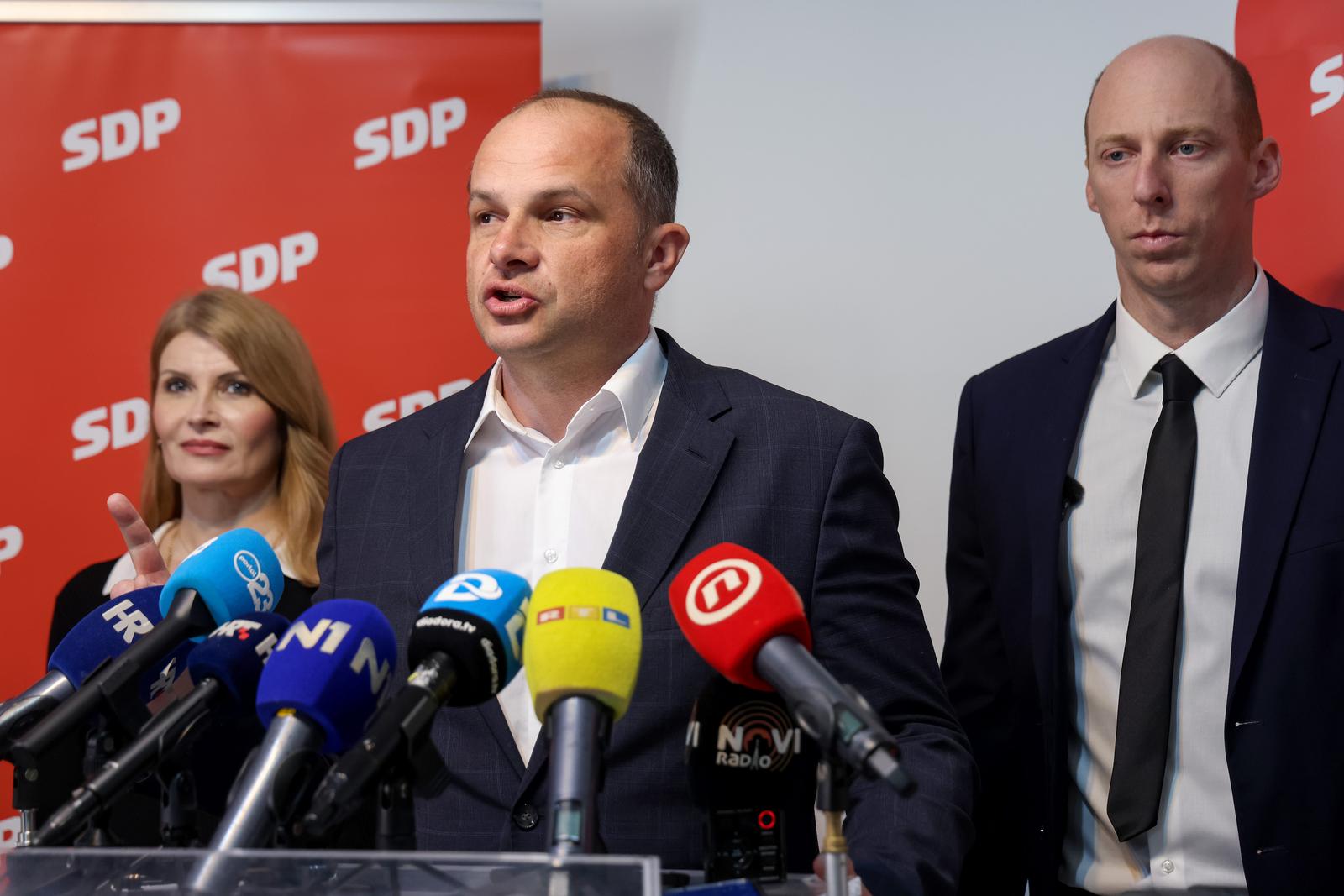 SDP predstavio kandidata za gradonačelnika, bit će to Daniel Radeta SDP predstavio kandidata za gradonačelnika, bit će to Daniel Radeta