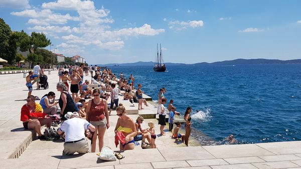 Đir uz more 19. srpnja 2016. – Uvala Draženica, kupalište Jadran, Moprske orgulje i Pozdrav suncu, zadarska riva… Foto: Mladen Malik Đir uz more 19. srpnja 2016. – Uvala Draženica, kupalište Jadran, Moprske orgulje i Pozdrav suncu, zadarska riva… Foto: Mladen Malik