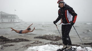 Split, 0302112.
Nakon nekoliko godina, danima najavljivan snijeg pao je i na Splitskom podrucju. Iako je bio najavljen, Splicani nisu bili spremni na bijeli pokrivac, te im je on uz snaznu buru otezavao svakodnevni zivot. Temperatura je bila oko -3.
Na f Split, 0302112.
Nakon nekoliko godina, danima najavljivan snijeg pao je i na Splitskom podrucju. Iako je bio najavljen, Splicani nisu bili spremni na bijeli pokrivac, te im je on uz snaznu buru otezavao svakodnevni zivot. Temperatura je bila oko -3.
Na f