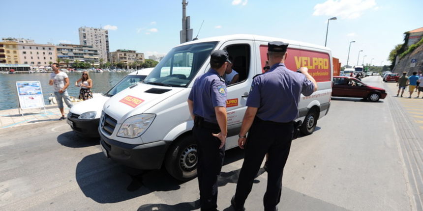 Zadar, 270712.
Stanari tzv. Galicevih zgrada u Diklu su nakon posjete gradonacelniku odrzali prosvjed blokirajuci promet u centru grada na pjesackom prijelazu koji s mosta vodi u stari dio grada. Promet je bio blokiran pola sata prema najavi stanara. Razl