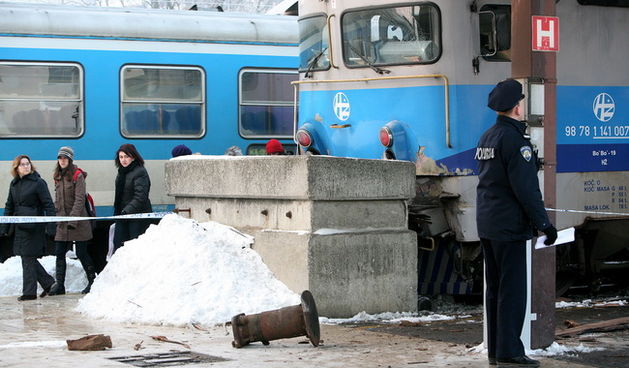 Zagreb, 211209.
Putnicki vlak iz Siska udario je u betonski odbojnik na ulasku na Glavni kolodvor u Zagrebu. U nesreci je vise lakse ozljedjenih ljudi.
Foto: Sandra Simunovic / CROPIX