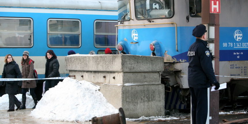 Zagreb, 211209.
Putnicki vlak iz Siska udario je u betonski odbojnik na ulasku na Glavni kolodvor u Zagrebu. U nesreci je vise lakse ozljedjenih ljudi.
Foto: Sandra Simunovic / CROPIX