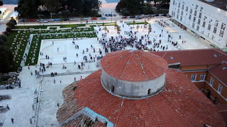 Zadar, 240910.
Danas je u Zadru svecano otvorena preuredjena Poljana Ivana Pavla 2. Poljana, odnosno prostor koji se proteze od juznog portikata Foruma prema Ulici Zadarskog mira 1358. uredila se prema idejnom projektu zadarskog arhitekta Ante Uglesica. Zadar, 240910.
Danas je u Zadru svecano otvorena preuredjena Poljana Ivana Pavla 2. Poljana, odnosno prostor koji se proteze od juznog portikata Foruma prema Ulici Zadarskog mira 1358. uredila se prema idejnom projektu zadarskog arhitekta Ante Uglesica.