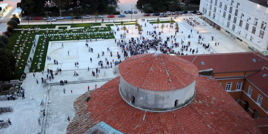 Zadar, 240910.
Danas je u Zadru svecano otvorena preuredjena Poljana Ivana Pavla 2. Poljana, odnosno prostor koji se proteze od juznog portikata Foruma prema Ulici Zadarskog mira 1358. uredila se prema idejnom projektu zadarskog arhitekta Ante Uglesica. Zadar, 240910.
Danas je u Zadru svecano otvorena preuredjena Poljana Ivana Pavla 2. Poljana, odnosno prostor koji se proteze od juznog portikata Foruma prema Ulici Zadarskog mira 1358. uredila se prema idejnom projektu zadarskog arhitekta Ante Uglesica.
