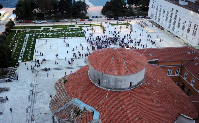 Zadar, 240910.
Danas je u Zadru svecano otvorena preuredjena Poljana Ivana Pavla 2. Poljana, odnosno prostor koji se proteze od juznog portikata Foruma prema Ulici Zadarskog mira 1358. uredila se prema idejnom projektu zadarskog arhitekta Ante Uglesica. Zadar, 240910.
Danas je u Zadru svecano otvorena preuredjena Poljana Ivana Pavla 2. Poljana, odnosno prostor koji se proteze od juznog portikata Foruma prema Ulici Zadarskog mira 1358. uredila se prema idejnom projektu zadarskog arhitekta Ante Uglesica.