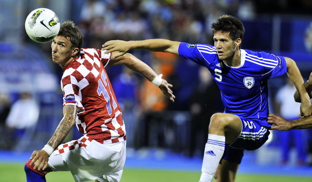 Zagreb, 060911.?Maksimirski stadion.?Kvalifikacijska nogometna utakmica skupine F izmedju Hrvatske i Izraela za EP 2012 u Poljskoj i Ukrajini.
Na slici: Mario Mandzukic i Rami Gershon.
Foto: Boris Kovacev / CROPIX