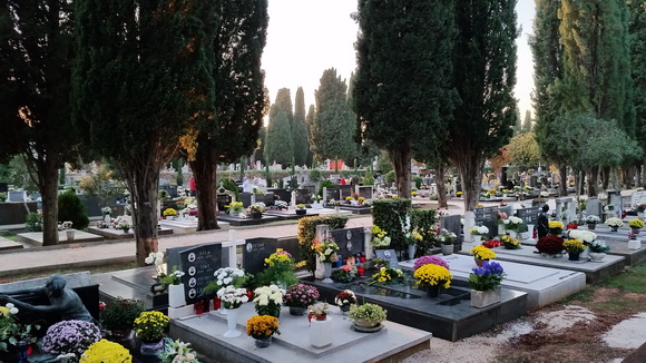 Uoči blagdana Svih svetih brojni su Zadrani posjetili Gradsko groblje i uredili počivališta najmilijih i okitili ih cvijećem, Foto: M. Malik Uoči blagdana Svih svetih brojni su Zadrani posjetili Gradsko groblje i uredili počivališta najmilijih i okitili ih cvijećem, Foto: M. Malik
