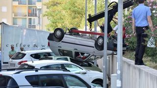 Zadar: U nesreći u ulici Benka Benkovića došlo do prevrtanja vozila koje je palo na parkiralište