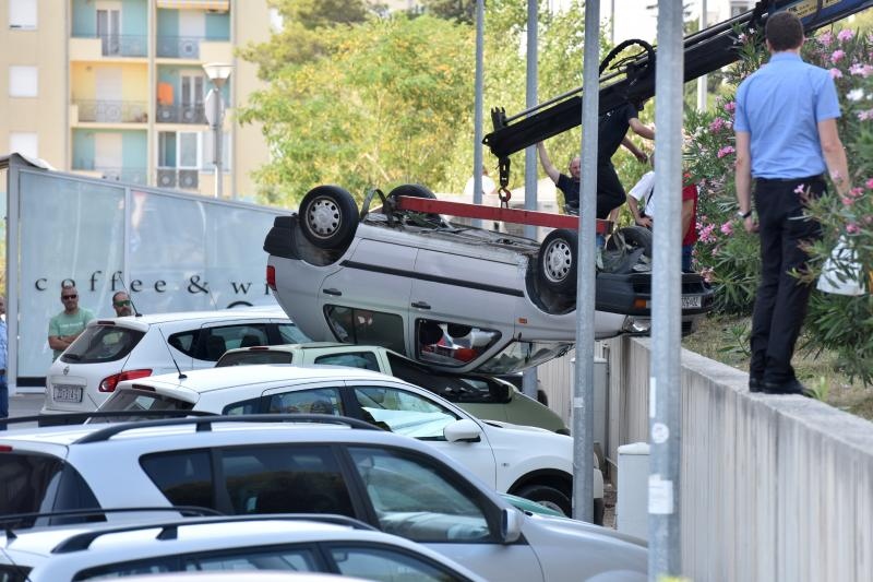 Zadar: U nesreći u ulici Benka Benkovića došlo do prevrtanja vozila koje je palo na parkiralište