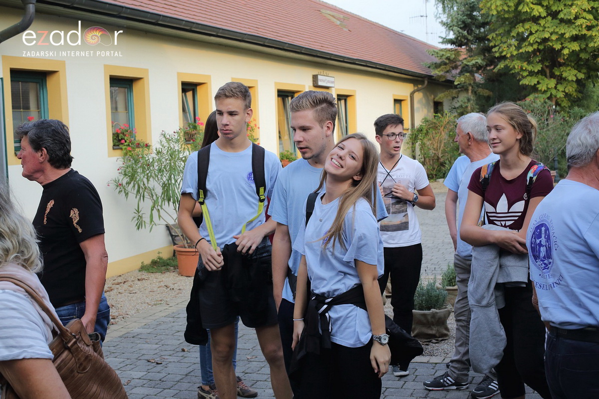 Bibinjci gradišćanskim Hrvatima darovali 1.82 metara visok kip sv. Roka Bibinjci gradišćanskim Hrvatima darovali 1.82 metara visok kip sv. Roka