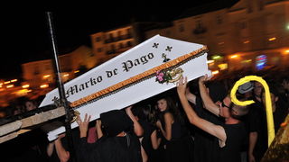 Pag, 280712. 
Pazani i njihovi gosti ove su godine odrzali dvije karnevalske veceri i na kraju spalili mesopusta Marka i bacili ga s mosta u more. Neizostavni dio paskog karnevala je pasko kolo. Izmedju dva svjetska rata (1924. godine) zadarski glazbenik