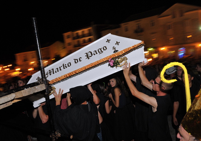 Pag, 280712. 
Pazani i njihovi gosti ove su godine odrzali dvije karnevalske veceri i na kraju spalili mesopusta Marka i bacili ga s mosta u more. Neizostavni dio paskog karnevala je pasko kolo. Izmedju dva svjetska rata (1924. godine) zadarski glazbenik