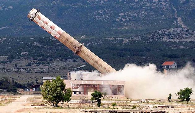 Glinica . Rusenje dimnjaka