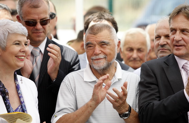 Kolan, Pag, 170710
Danas je premijerka Jadranka Kosor u Kolanu na otoku Pagu otvorila novu siranu Gligora. Sirevi iz sirane Gligora dobivaju najprestiznije nagrade i priznanja. 
Na slici Jadranka Kosor, Stipe Mesic i Bozidar Kalmeta.
Foto: Jure Miskovic /