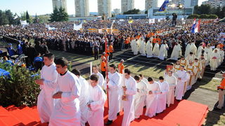 Zadar, 080510.
Zadar je domacin Susreta katolicke mladezi 2010. 
Susret ce trajati dva dana a u njemu ce sudjelovati preko 30.000 mladih iz Hrvatske i svijeta. 
Na fotografiji: svecenici u procesiji.
Foto: Andrija Lucic / CROPIX