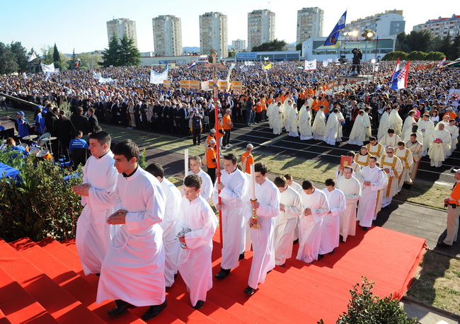 Zadar, 080510.
Zadar je domacin Susreta katolicke mladezi 2010. 
Susret ce trajati dva dana a u njemu ce sudjelovati preko 30.000 mladih iz Hrvatske i svijeta. 
Na fotografiji: svecenici u procesiji.
Foto: Andrija Lucic / CROPIX