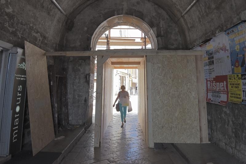 Iako se priblizava pocetak turisticke sezone, stara gradska jezgra pretvorena je u veliko gradiliste. Photo: Dino Stanin/PIXSELL Autor Dino Stanin/PIXSELL Ključne riječi bager, turisticka sezona, skele, raskopano, cesta, radovi, Iako se priblizava pocetak turisticke sezone, stara gradska jezgra pretvorena je u veliko gradiliste. Photo: Dino Stanin/PIXSELL Autor Dino Stanin/PIXSELL Ključne riječi bager, turisticka sezona, skele, raskopano, cesta, radovi,