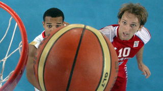 Bydgoszcz, 150909.
Dvorana Sport Arena Luczniczka.
Europsko prvenstvo u kosarci u Poljskoj, drugi krug natjecanja po skupinama 3. kolo grupe E, utakmica izmedju Hrvatske i Njemacke odlucujuca za ulazak u cetvrtfinale.
Na slici: Zoran Planinic i Elias Harr