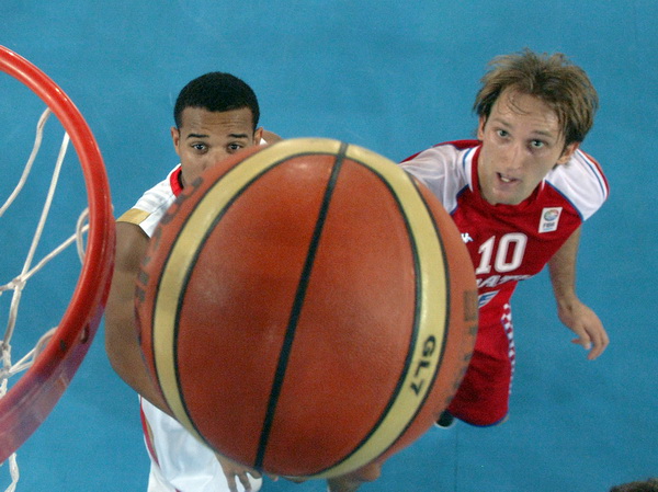 Bydgoszcz, 150909.
Dvorana Sport Arena Luczniczka.
Europsko prvenstvo u kosarci u Poljskoj, drugi krug natjecanja po skupinama 3. kolo grupe E, utakmica izmedju Hrvatske i Njemacke odlucujuca za ulazak u cetvrtfinale.
Na slici: Zoran Planinic i Elias Harr