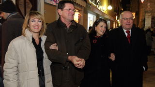 Zadar, 010111.
Mnogi su Zadrani Novu godinu docekali na gradskom trgovima uz nastupe lokalnih grupa.Kako varometa u sluzbenoj organizaciji nije bilo gradjani su se sami pobrinuli za novogodisnji ugodjaj.
Na slici : direktor turisticke zajednice grada Zadr