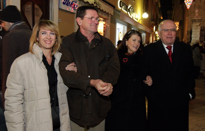 Zadar, 010111.
Mnogi su Zadrani Novu godinu docekali na gradskom trgovima uz nastupe lokalnih grupa.Kako varometa u sluzbenoj organizaciji nije bilo gradjani su se sami pobrinuli za novogodisnji ugodjaj.
Na slici : direktor turisticke zajednice grada Zadr