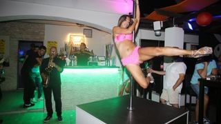 Opis  02.08.2014., Zadar – Playboy party turneja nastavila se i u Zadru u klubu Mango gdje su atraktivne plesacice uljepsale vecer mnogih gostiju. Photo: Filip Brala/PIXSELL Autor  Filip Brala/PIXSELL Ključne riječi  party, stranka, playboy, Mango, ljeto