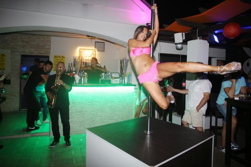 Opis  02.08.2014., Zadar – Playboy party turneja nastavila se i u Zadru u klubu Mango gdje su atraktivne plesacice uljepsale vecer mnogih gostiju. Photo: Filip Brala/PIXSELL Autor  Filip Brala/PIXSELL Ključne riječi  party, stranka, playboy, Mango, ljeto