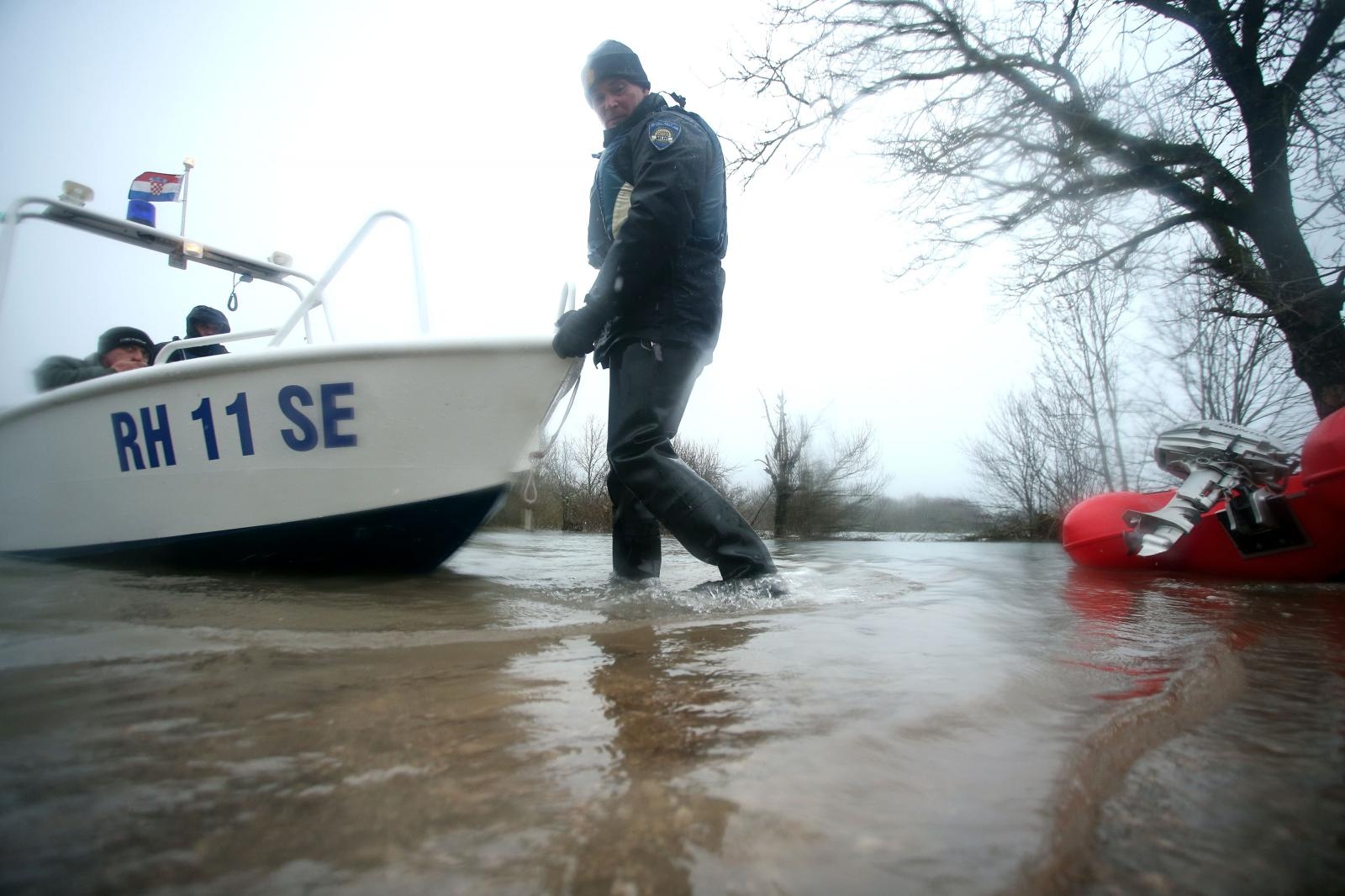 Na području Kosinja proglašeno izvanredno stanje obrane od poplava Na području Kosinja proglašeno izvanredno stanje obrane od poplava