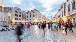 I zadnjeg dana rujna, Stradun i stara gradska jezgra Dubrovnika još uvijek je prepuna turista koji uživaju u znamenitostima starog groda. Foto: Grgo Jelavić/PIXSELL I zadnjeg dana rujna, Stradun i stara gradska jezgra Dubrovnika još uvijek je prepuna turista koji uživaju u znamenitostima starog groda. Foto: Grgo Jelavić/PIXSELL