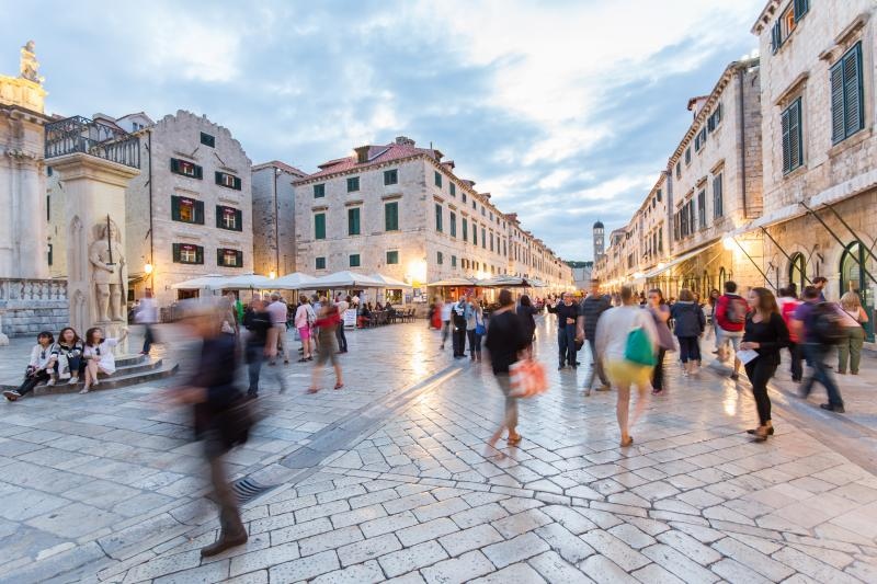I zadnjeg dana rujna, Stradun i stara gradska jezgra Dubrovnika još uvijek je prepuna turista koji uživaju u znamenitostima starog groda. Foto: Grgo Jelavić/PIXSELL I zadnjeg dana rujna, Stradun i stara gradska jezgra Dubrovnika još uvijek je prepuna turista koji uživaju u znamenitostima starog groda. Foto: Grgo Jelavić/PIXSELL