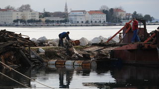 Zadar, 090113.
Iz uvale Vitrenjak iz mora se poceo izvlaciti stari drveni turisticki brod koji je potopljen vec 25 godina. Radnici ga rastavljaju na komade jer je prevelik da bi se oteglio odjednom.
Na fotografiji: izvlacenje broda.
Foto: Luka Gerlanc / C