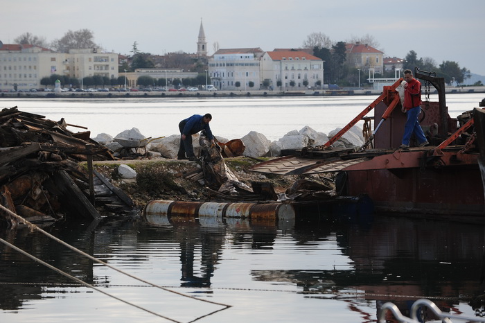 Zadar, 090113.
Iz uvale Vitrenjak iz mora se poceo izvlaciti stari drveni turisticki brod koji je potopljen vec 25 godina. Radnici ga rastavljaju na komade jer je prevelik da bi se oteglio odjednom.
Na fotografiji: izvlacenje broda.
Foto: Luka Gerlanc / C