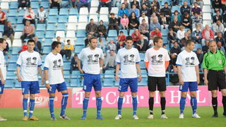 Zadar, 230411.
Nogomet, 26. kolo prve hrvatske nogometne lige : Zadar – Inter. Stadion na stanovima.
Na fotografiji : Nogometasi Zadra sa majicama podrske generalima Gotovini i Markacu.
Foto : Andrija Lucic / CROPIX Zadar, 230411.
Nogomet, 26. kolo prve hrvatske nogometne lige : Zadar – Inter. Stadion na stanovima.
Na fotografiji : Nogometasi Zadra sa majicama podrske generalima Gotovini i Markacu.
Foto : Andrija Lucic / CROPIX