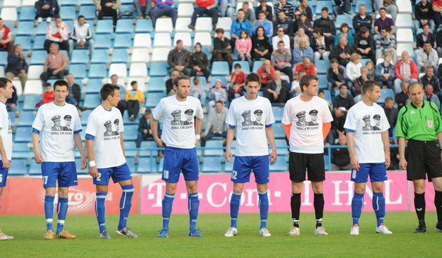 Zadar, 230411.
Nogomet, 26. kolo prve hrvatske nogometne lige :  Zadar  –   Inter. Stadion na stanovima.
Na fotografiji : Nogometasi Zadra sa majicama podrske generalima Gotovini i Markacu.
Foto : Andrija Lucic / CROPIX