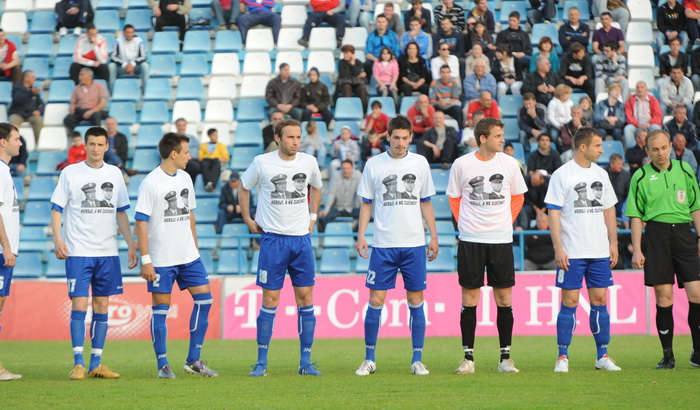 Zadar, 230411.
Nogomet, 26. kolo prve hrvatske nogometne lige : Zadar – Inter. Stadion na stanovima.
Na fotografiji : Nogometasi Zadra sa majicama podrske generalima Gotovini i Markacu.
Foto : Andrija Lucic / CROPIX Zadar, 230411.
Nogomet, 26. kolo prve hrvatske nogometne lige : Zadar – Inter. Stadion na stanovima.
Na fotografiji : Nogometasi Zadra sa majicama podrske generalima Gotovini i Markacu.
Foto : Andrija Lucic / CROPIX