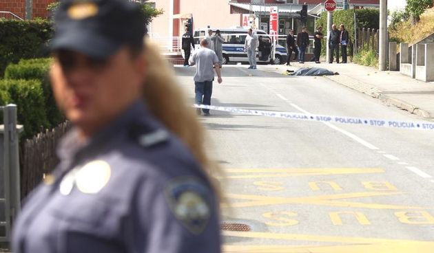 U jutro oko 7.55 sati, u Glavnoj ulici u Sesvetama ubijen je Vinko Zuljevic Klica. Policija obavlja ocevid. Photo: Zeljko Lukunic/PIXSELL
