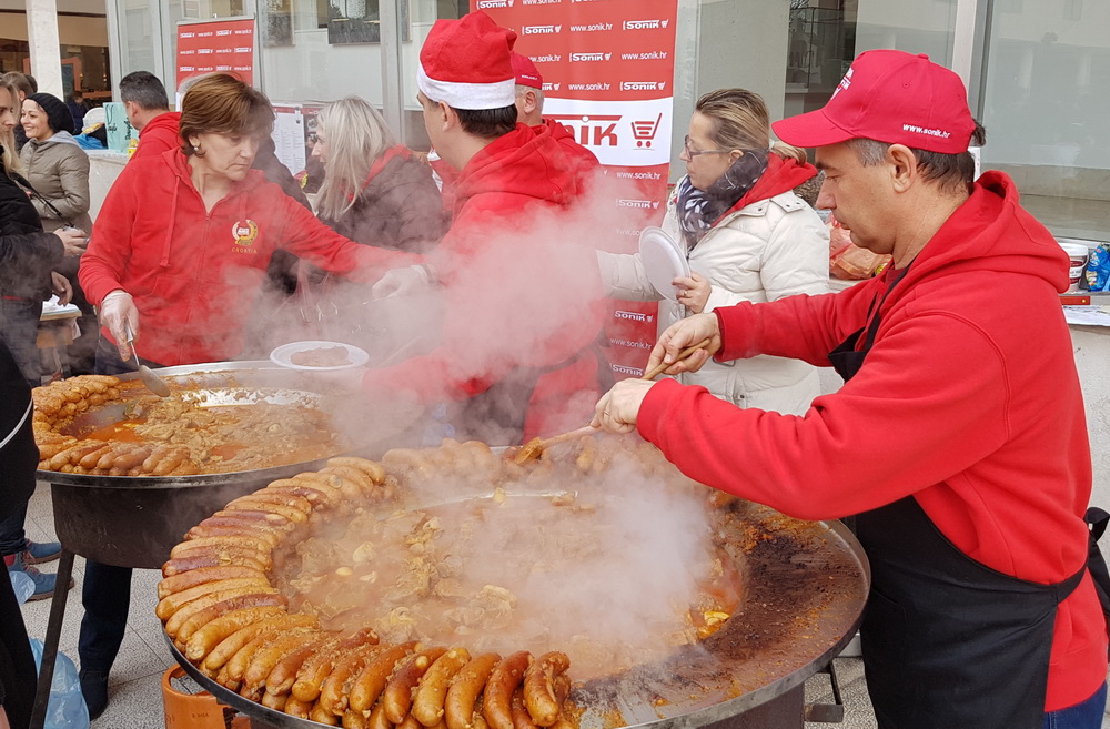 Turopoljsko srce srcu Zadra: Buševačke delicije i folklorni program na Forumu