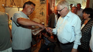 Zadar, 290610.
Hrvatski predsjednik Ivo Josipovic boravio je u Zadarskoj zupaniji i tom prilikom je posjetio neke od povratnickih obitelji u Islamu Grckom i Smiljcicu.
Na fotografiji: predsjednik u posjeti povratnickoj obitelji Zorana Kozula u Islamu Grck Zadar, 290610.
Hrvatski predsjednik Ivo Josipovic boravio je u Zadarskoj zupaniji i tom prilikom je posjetio neke od povratnickih obitelji u Islamu Grckom i Smiljcicu.
Na fotografiji: predsjednik u posjeti povratnickoj obitelji Zorana Kozula u Islamu Grck