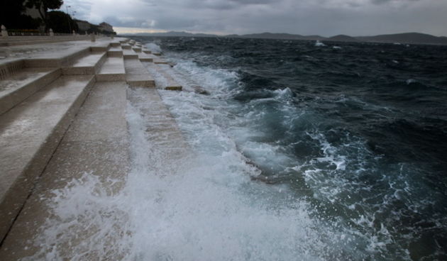 Zadar, 300513.
U samo sat vremena vrijeme se u Zadru izmjenjalo od kise i tmurnih oblaka do sunca i duge koja se nadvila nad gradom. Na trenutak su se podigli i valovi koji su opljuskivali ceste uz more.
Foto: Jure Miskovic / CROPIX