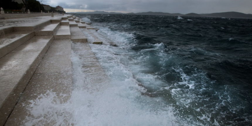 Zadar, 300513.
U samo sat vremena vrijeme se u Zadru izmjenjalo od kise i tmurnih oblaka do sunca i duge koja se nadvila nad gradom. Na trenutak su se podigli i valovi koji su opljuskivali ceste uz more.
Foto: Jure Miskovic / CROPIX