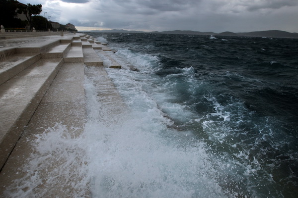 Zadar, 300513.
U samo sat vremena vrijeme se u Zadru izmjenjalo od kise i tmurnih oblaka do sunca i duge koja se nadvila nad gradom. Na trenutak su se podigli i valovi koji su opljuskivali ceste uz more.
Foto: Jure Miskovic / CROPIX