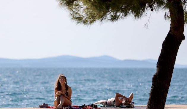 Sunčanje i kupanje na plaži Kolovare